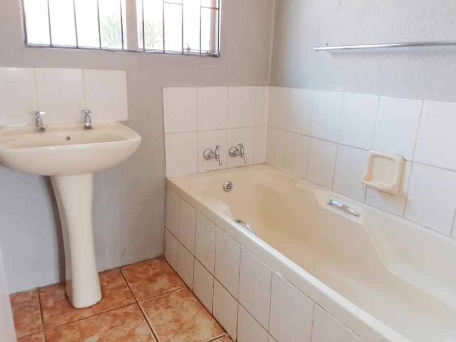 To Let 4 Bedroom Property for Rent in Geelhoutpark North West